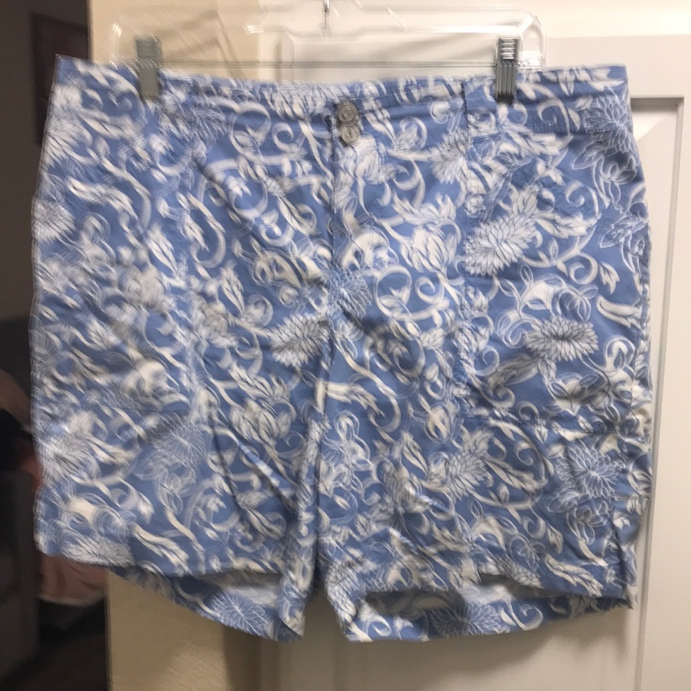 3 for $15 🦋🦋 Lane Bryant blue and white Hawaiian floral shorts